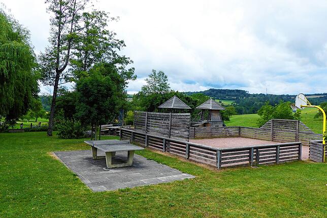 Bei er Obermettinger Wassertretstelle gibt es viele Sitzgelegenheiten und einen sehr großen Spielplatz.