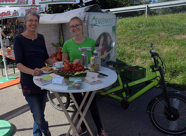 Regionale Zulieferer bauten ihre Stände auf dem Gelände des Bauernmarktes auf. Auf unserem, Foto Ulrike Ehnes und Lena Bucher (v.l.) von ...