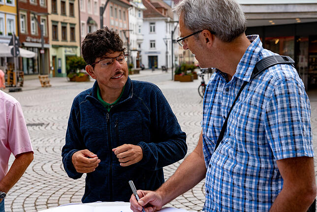 Bei der SÜDKURIER-Sommerredaktion berichtet Kleinunternehmer Johannes Meyer Redakteur Gerhard Hauser von seinen Problemen.