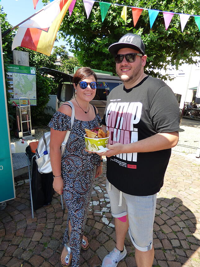 Sabine Haug und Joachim Müller verbringen ihren letzten Urlaubstag auf dem Street-Food-Markt. Gut, dass sie Zeit mitgebracht haben, denn ...