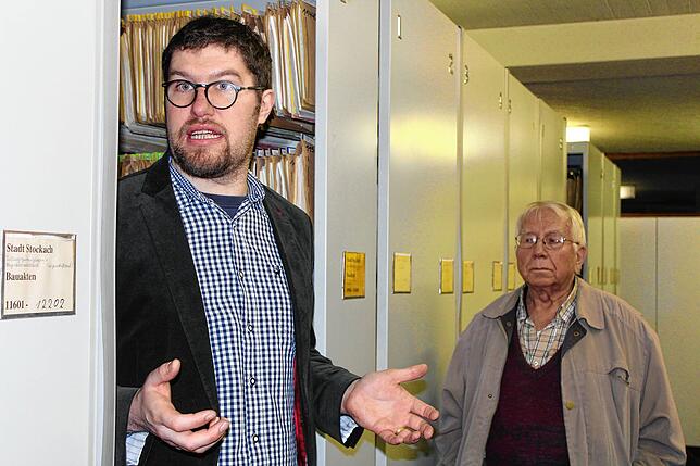 Archivleiter Johannes Waldschütz (links) und Wolfgang Kögl, der auch als Rentner noch im Stadtarchiv arbeitet.