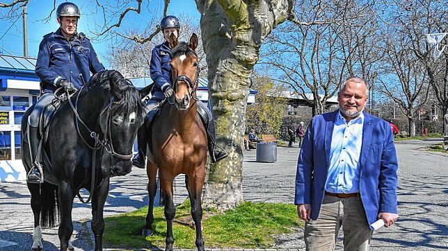 Im Einsatz für die Corona-Verordnungen: OB Martin Staab an der Radolfzeller Mole mit Polizeioberkommissar Walter Horländer und ...