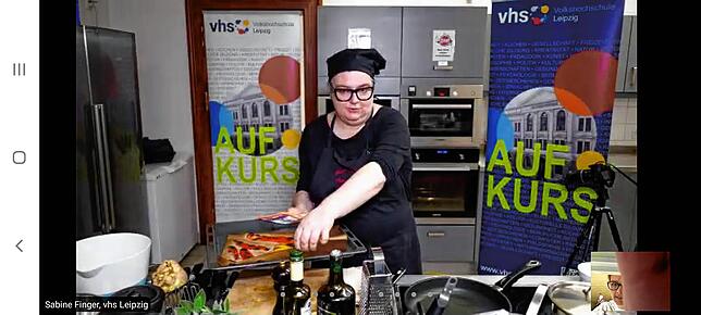Beliebt sind die von der Volkshochschule (VHS) Waldshut-Tiengen angebotenen Kochkurse, hier ein früheres Seminar mit Referentin Sabine ...
