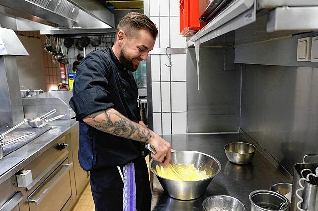 Eier und Zucker schlägt Küchenchef Christoph Krauße mit der Hand &ndash; so kommt mehr Luft in den Teig.