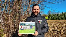 Der einzige Titel in einer langen Fußballer-Laufbahn: Stephan Walser vom FC Überlingen zeigt ein Foto mit seiner A-Jugend-Mannschaft, ...