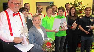 Ehrungen (von links): Ewald Kaufmann, Jennifer Schlesinger, Felix Preis, Rosi Kaufmann, Claus-Werner Schmid, David Preis, Pascal Dury ...