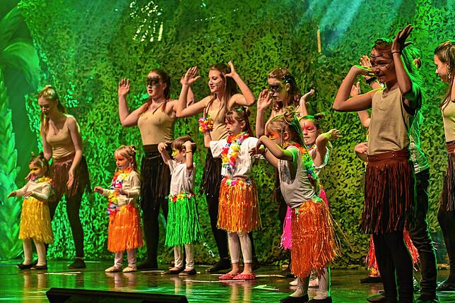 Kinder- und Jugendballett stehen gemeinsam auf der Bühne.