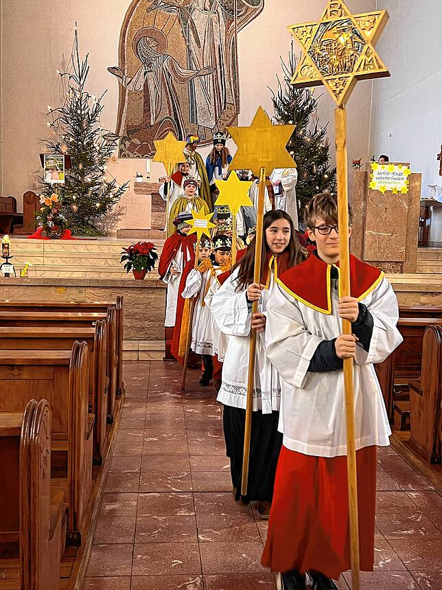 Wutöschinger Sternsinger beim Auszug aus dem Sternsinger Aussendegottesdienst in Wutöschingen.