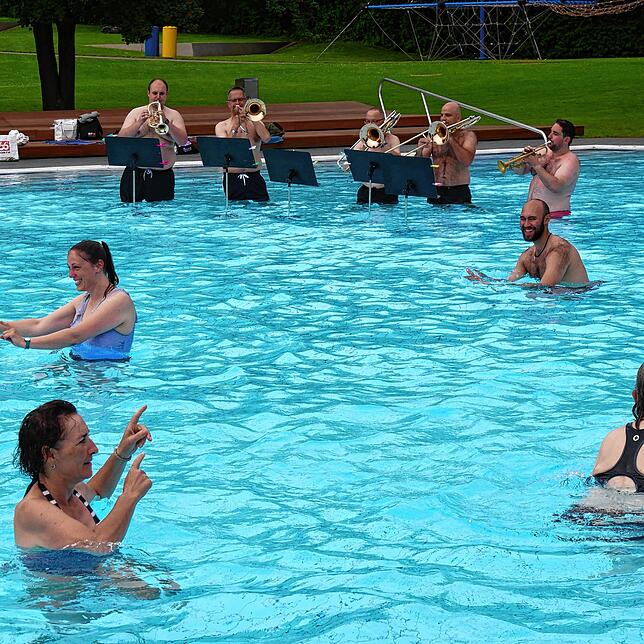 Ein ungewohnter Anblick: Blechbläser bei ihrem Splash-Konzert im Schwimmbecken der Konstanzer Therme.