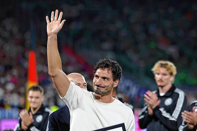 Mats Hummels bedankt sich beim Publikum bei seiner Ehrung vor dem Spiel.