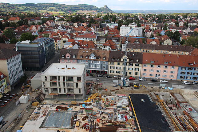 Prominente Baustelle: Am Herz-Jesu-Platz entstehen Wohnungen, Geschäfte und Tiefgaragen-Stellplätze.