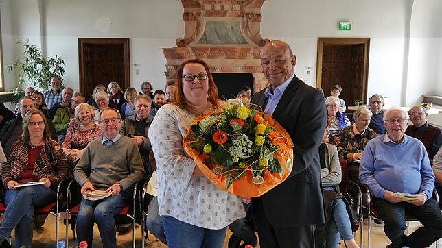 Dirk Gaerte, Vorsitzender des Freundeskreises, heißt das 250. Mitglied des Vereins, Yvonne Knie aus Ludwigsburg, willkommen.