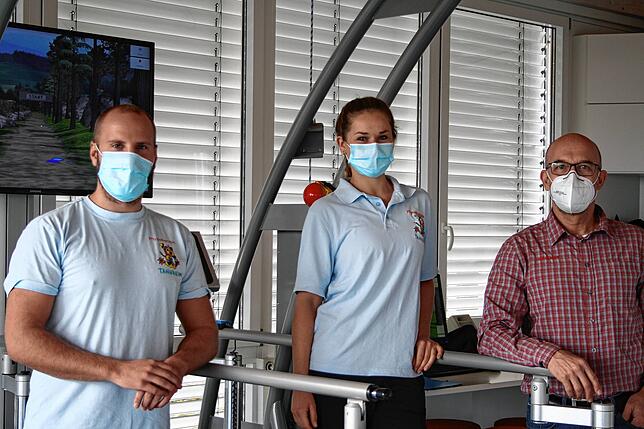 Sie motivieren zur Bewegung: Die Sporttherapeuten Jan Holzmann (v. links), Isabel Babisch und Abteilungsleiter Günter Hermann.