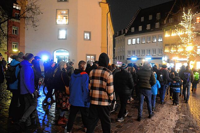 Nach der Auflösung durch das Ordnungsamt marschierten die Menschenmengen durch die Gassen der Innenstadt.