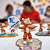 Grundschüler in der Wuliguai-Gemeinde basteln unter Anleitung ihrer Lehrer einen Tiger aus Ton für die Olympischen Spiele. Die ...