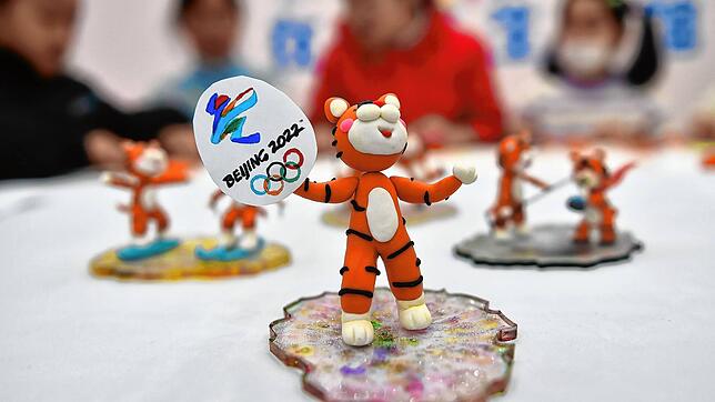 Grundschüler in der Wuliguai-Gemeinde basteln unter Anleitung ihrer Lehrer einen Tiger aus Ton für die Olympischen Spiele. Die ...
