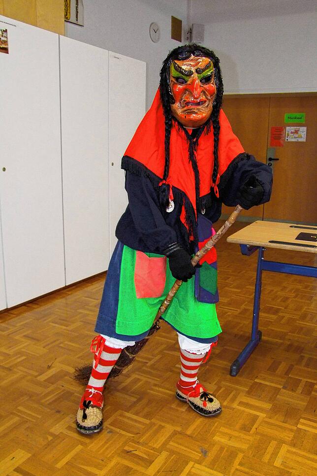 Bild 7: Von Hexentaufe und Konfettibad: Grundschüler erfahren von den Narren alles über die Fasnacht