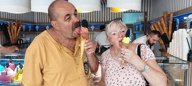 Dieses Pärchen stellt sich bereitwillig für ein Foto zur Verfügung – die beiden waren begeistert vom Eis im D‘Oro Gelato. ...