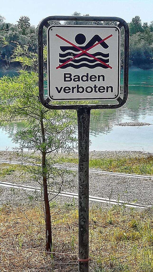 Außerhalb des offiziellen Badestrandes ist das Baden im Seepark verboten, wie einige Warnschilder zeigen.