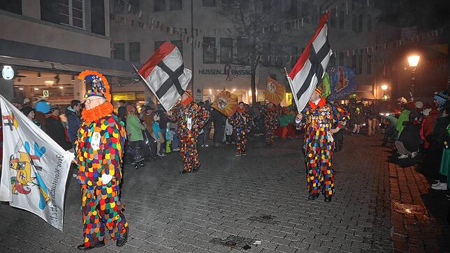 Bild 21: Mit dem Butzenlauf wird die Straßenfasnacht eingeläutet