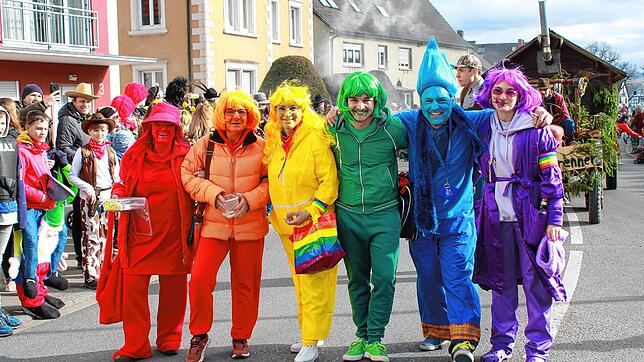 Familie &bdquo;HaMaHi&ldquo; präsentierte sich beim Umzug in Nenzingen in Regenbogenfarben nach dem Motto &bdquo;Eine Liebe so bunt wie ...