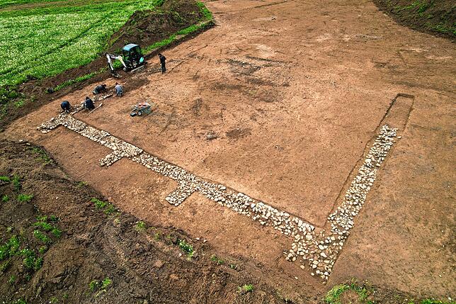 Das Fundament eines landwirtschaftlichen Nebengebäudes mit den Maßen 19 mal 13 Metern. Die Freilegung läuft noch und muss von Hand ...