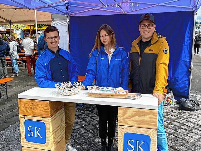 Am SÜDKURIER-Stand begrüßen Sie unter anderem (von links) Leohard Reche, Suse Brandhuber und Matthias Kiechle.