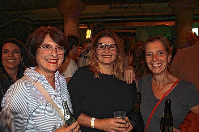 Bozena Graubach (links) und Claudia Munk (rechts) sind mit ihrer Freundin Mimi Taglang (Mitte) im Rathauscafé an der Hofstatt in die ...