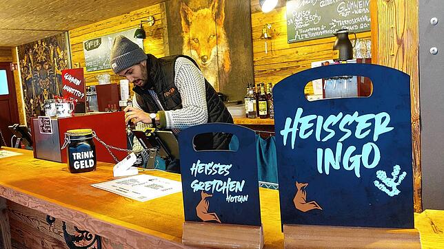 Emilian Maué steht hinter der Theke der Füxle-Bar und zapft einen weißen Glühwein – dazu kommt Ingwer-Sirup sowie ein paar Scheiben ...