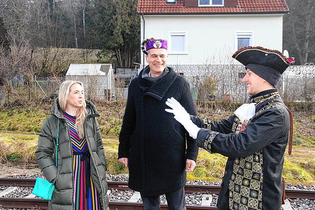 Bild 1: Erster Halt nach 50 Jahren! Bilder von der Eröffnung des Haltepunktes Zizenhausen