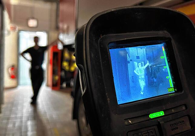 Jörg Eichling demonstriert an seinem Feuerwehrkollegen Moritz Klein die Wärmebildkamera. Bei einem Brand werden mit dem Gerät verborgene ...