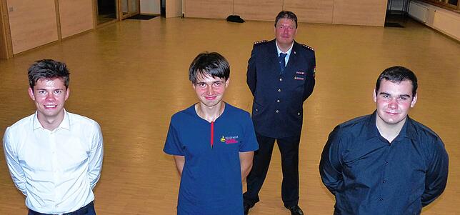 In die Freiwillige Feuerwehr Bermatingen aufgenommen wurden Lukas Blumenstein, Leonard Molnar und Alexander Päster (vorne, von links) ...