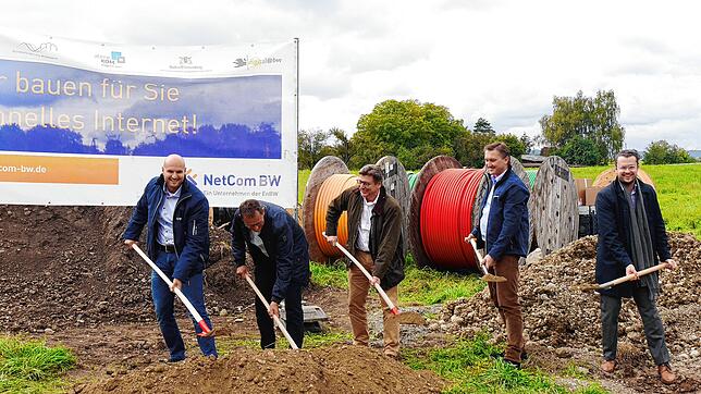 Die Bauarbeiten für den Ausbau des Breitbandnetzes in Gailingen haben begonnen. Dafür schuften (von links) Michael Artamonow und Stephan ...