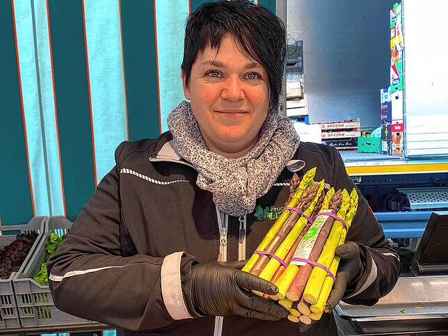 Eine besondere Attraktion am Stand von Sandra Lummer ist der lila Spargel.