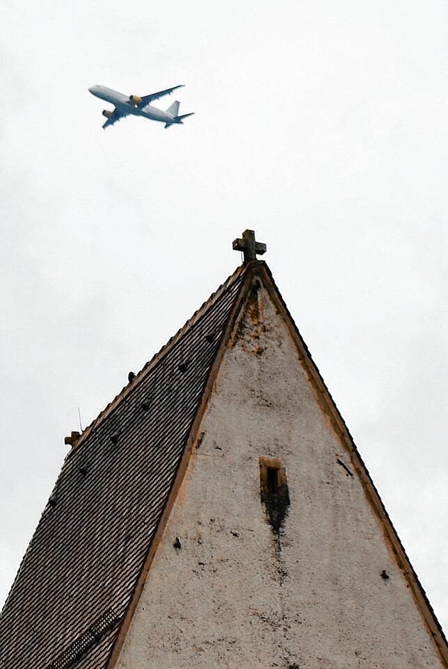 Ein Bild, das in Hohentengen keinen Seltenheitswert hat: Ein Flugzeug über dem Kirchturm von Hohentengen beim Anflug auf den Flughafen ...