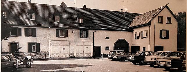 1988: Wo heute ein griechisches Restaurant und eine Eisdiele Gäste bewirten, parkten in früheren Jahren Autos.