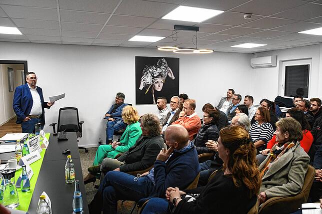 Der Besprechungsraum der Fora-Folienfabrik war gut besucht: Vorsitzender Dirk Oehle begrüßt.