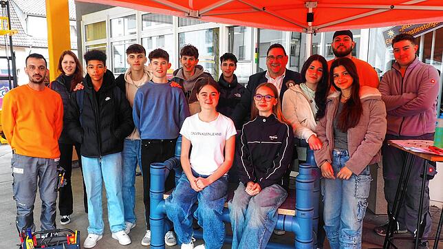 Schülerinnen und Schüler des Friedrich-Wöhler-Gymnasiums erkundigen sich beim Sanitärbetrieb Kumpf & Arnold mit Lehrerin Cornelia Kohler ...