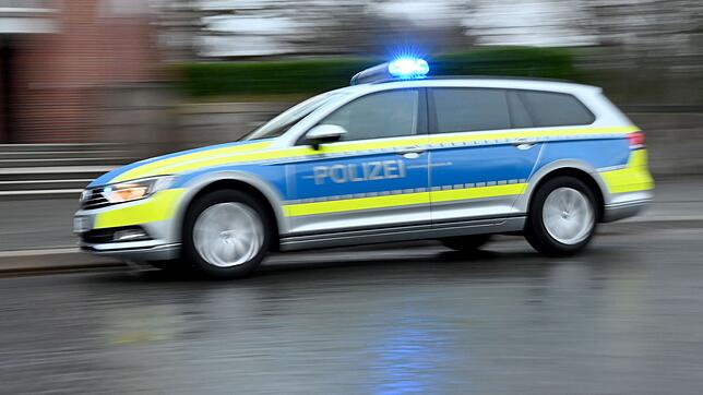 Zwei Streifenwagen klaut der Mann auf seiner Flucht. (Symbolbild)