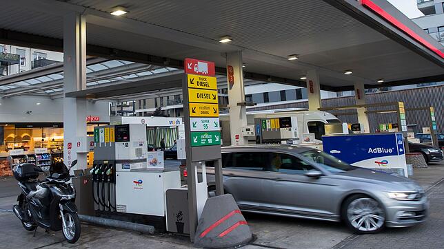 Ein Mann soll serienweise Tankstellen um Heilbronn und Stuttgart überfallen haben und sitzt jetzt in Haft. (Symbolbild)