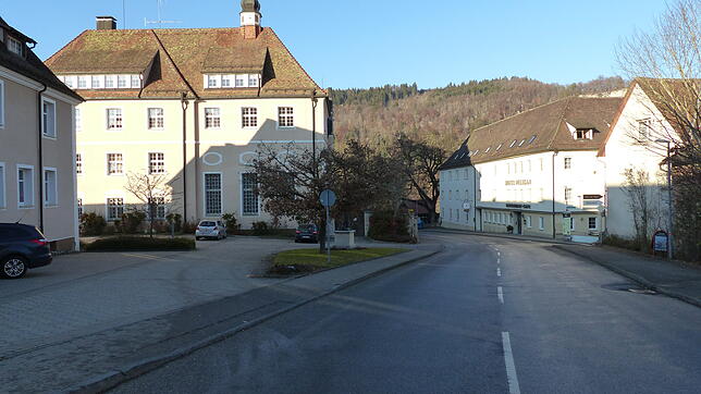 Die Abteistraße trennt den Ort. Im Zuge der Sanierungsmaßnahmen soll in diesem Bereich ein Klosterplatz mit besonderer Ausprägung ...