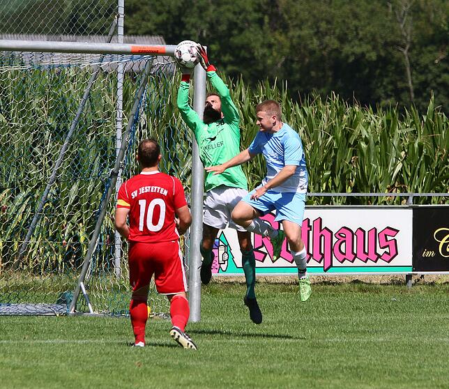 Bild 19: SV Jestetten setzt sich im Pokal-Derby mit 4:2 bei der SG Lottstetten/Altenburg durch