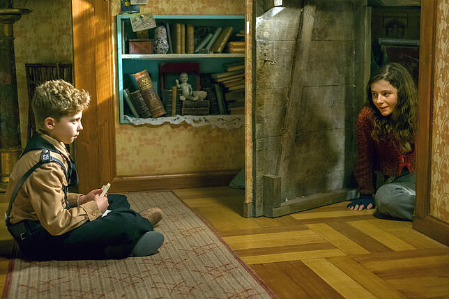 Jojo (Roman Griffin Davis, links) entdeckt das jüdische Mädchen Elsa (Thomasin McKenzie), dem seine Mutter Zuflucht geboten hat.