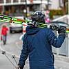 Ein Skifahrer geht in Ischgl mit geschulterten Skiern auf einer Straße. Tirol hat die Skisaison laut offizieller Mitteilung am ...