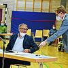 Hatten die Sprechzeiten bei der Kandidatenvorstellung der Gemeinde im Blick (von links): Bürgermeister Hans-Peter Lehmann und ...