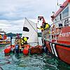 Einsatzkräfte bei der Bergung des Segelboots.