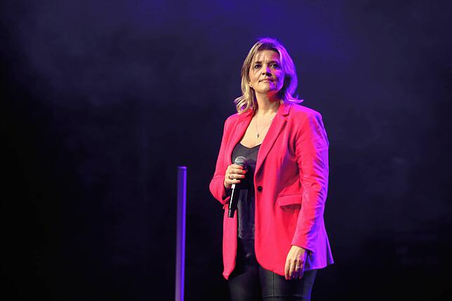 Sie trat nicht nur als Künstlerin auf, sondern führte auch als Moderatorin durch den Abend: Nadin Meypo.