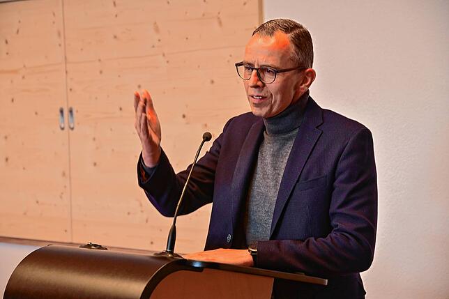 Landrat Sven Hinterseh spricht seine Anerkennung an alle an der Umsetzung des Projekts Beteiligten aus.