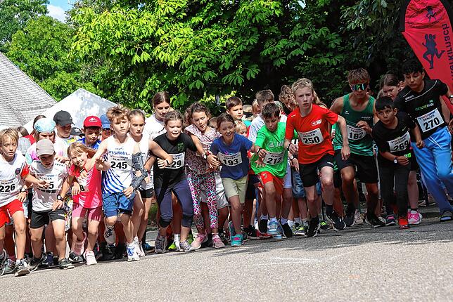 Schon beim Start wird beim Schülerlauf des Lauftreffs um die besten Plätze gerungen.