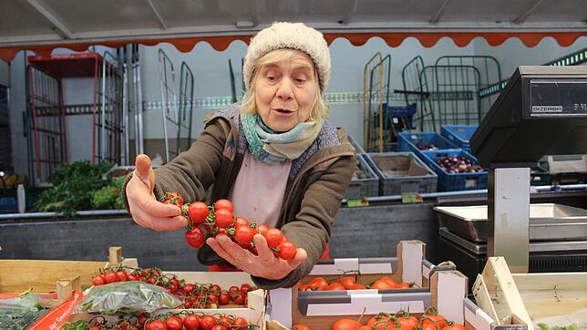 Ihr Gesicht gehört seit über 40 Jahren zum Handel in Überlingen: Pina de Sanctis auf dem Wochenmarkt auf der Hofstatt. Die Italienerin ...